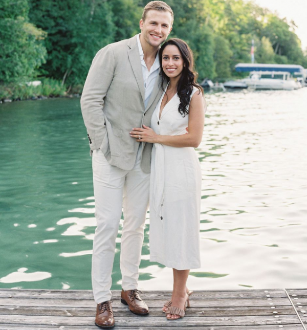 Baju dengan potongan high-low yang anggun